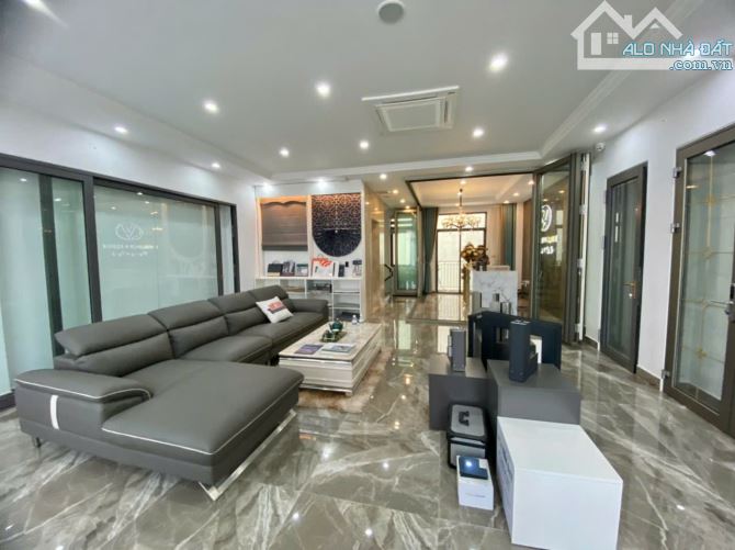 Cho thuê shophouse mặt đường Võ Nguyên Giáp, mặt tiền 7m, dt 114m, nhà 5 tầng đẹp