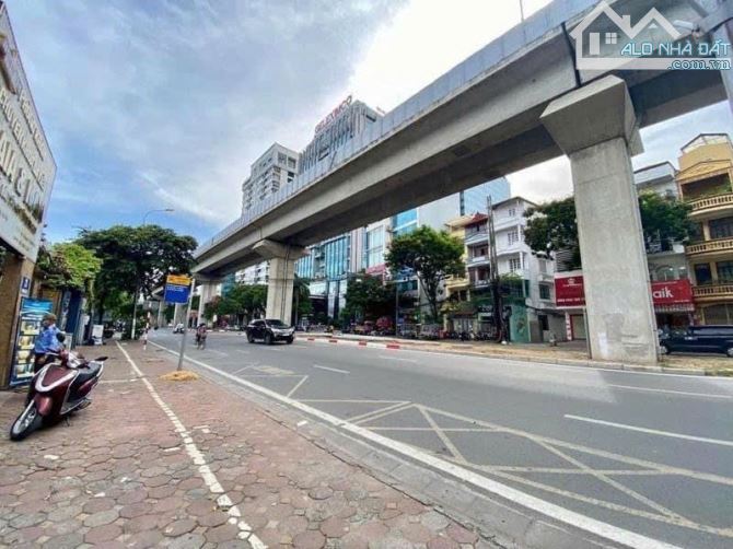 Bán mặt phố Hoàng Cầu, Đống Đa, 142m2x5T, MT 7.6m, sân trước sau, thang máy, KD đỉnh
