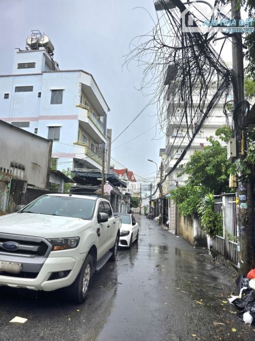 Gấp bán nhà Thủ Đức, 3 tầng, giá 8.7 tỷ, dt 116m2, giáp Võ Văn Ngân.