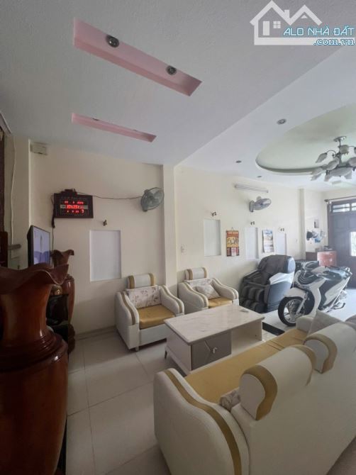 Gấp bán nhà Thủ Đức, 3 tầng, giá 7.6 tỷ, dt 84m2, kề Mt Kha Vạn Cân.