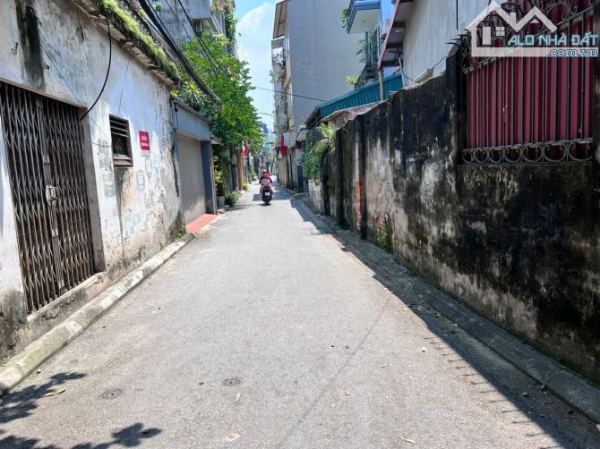 Với hơn 4 tỷ có ngay căn nhà cấp 4, DT 50m, mặt tiền 4m, ngõ ô tô bé vào ra