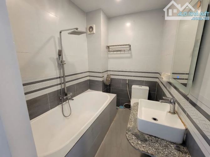 NHÀ 4 TẦNG – 4 PHÒNG NGỦ – GẦN VÒNG XOAY LÊ ĐẠI HÀNH – GIÁ CHỈ 5.2 TỶ!