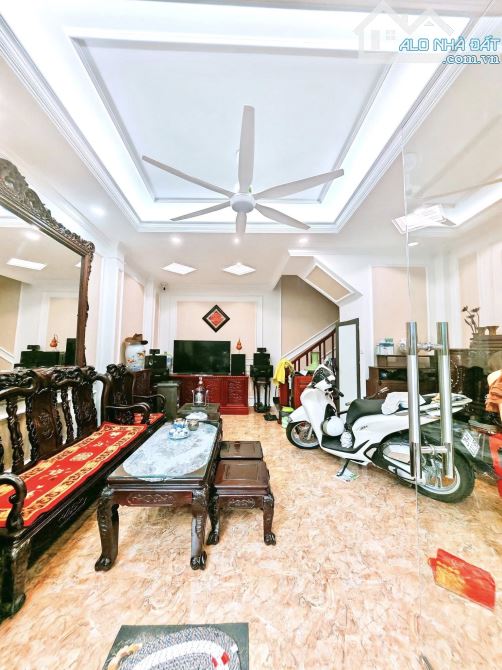 Bán Nhà Lạc Long Quân 57m, MT4m, Ngõ Thông Trước Nhà 3,5m , Sát Hồ tây , Ô Tô Đỗ