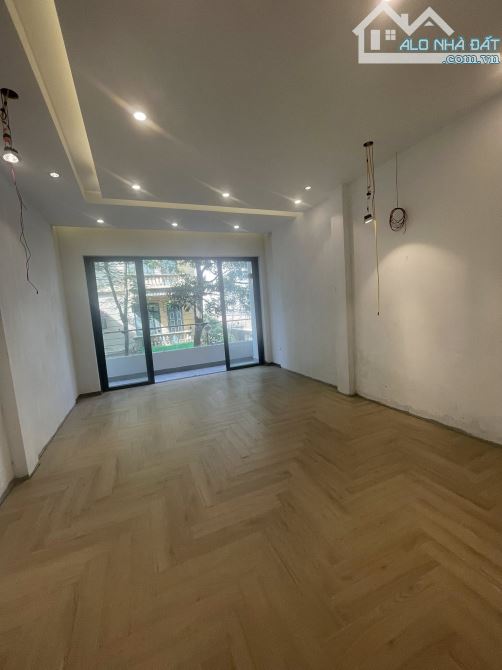 Mặt phố Hoàng Cầu 70m 5 tầng mt 4m 27.9 tỷ thang máy ô tô tránh kinh doanh