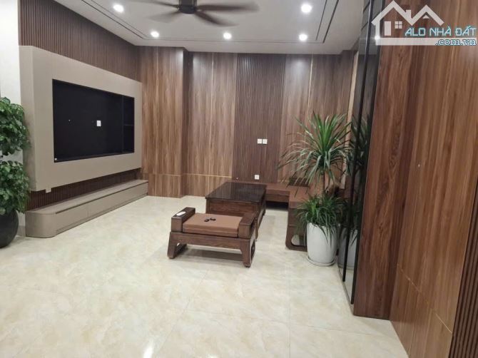 SÀI ĐỒNG_LONG BIÊN:5 TẦNG_ PHÂN LÔ_ Ô TÔ ĐỖ CỬA_NHIỀU TIỆN ÍCH_MẶT TIỀN 6,3M_ GIÁ 8 TỶ 5