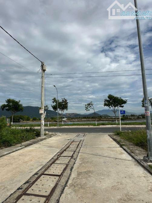Cần bán lô đất tái định cư hòn rớ 2 sát sông 100m