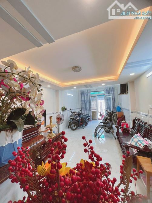 Bán nhà Phạm Văn Bạch-5 tầng-5 phòng ngủ-8ty1-Hẻm Nhựa 5m