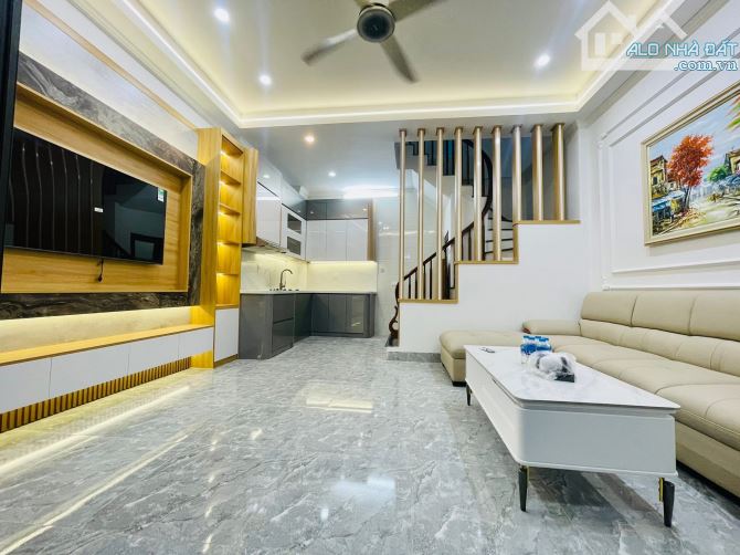 Chủ cần tiền bán gấp Căn nhà 5 tầng 33m2 phố Bùi Xương Trạch. Full nội thất. Giá hơn 7 tỷ