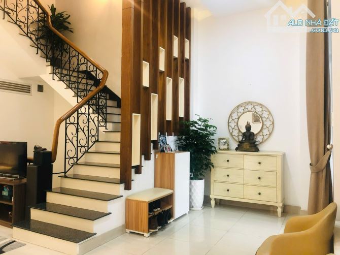 Cần Tiền bán gấp căn nhà sát Trần Não 100m2 ,3 lầu ST Nhỉnh 2x tỷ