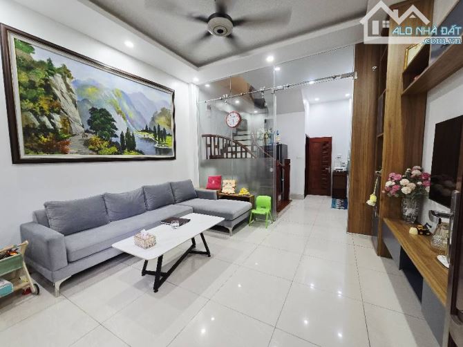 🔥 BÁN NHÀ Ô CÁCH – ĐỨC GIANG, LONG BIÊN – 32m², 5T, GIÁ NHỈNH 6 TỶ 	•