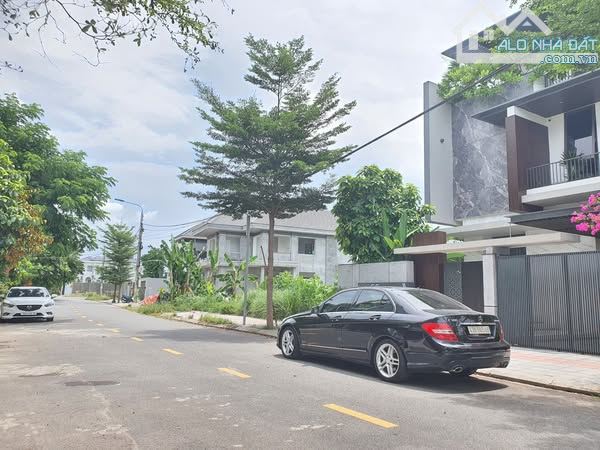 Bán đất Biệt Thự đường Nguyễn Quang Chung ( 300 m2 , tây bắc ) - Hoà Xuân , Đà Nẵng .