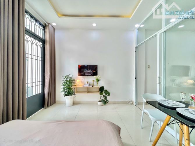 CĂN HỘ TÁCH BẾP FULL NỘI THẤT CỬA  KÍNH BAN CÔNG QUẬN 10