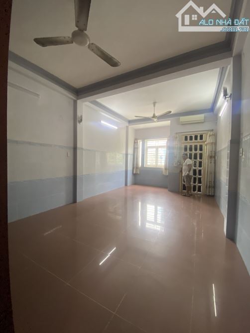 Cho thuê lầu 1 nhà số 338 đường Nguyễn Trãi. P7. Q5. 4x20m giá 13 triệu tl