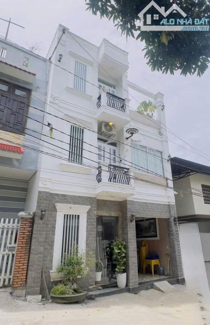 Bán nhà 3 tầng , mê đúc, đường ô tô cách biển 3km , đầy đủ nội thất