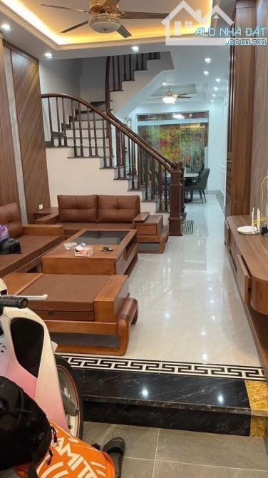 Bán nhà Đỗ Nhuận, 40m x 5 tầng, nội thất nhập khẩu, ô tô quay đầu, gần công viên, ở sướng.