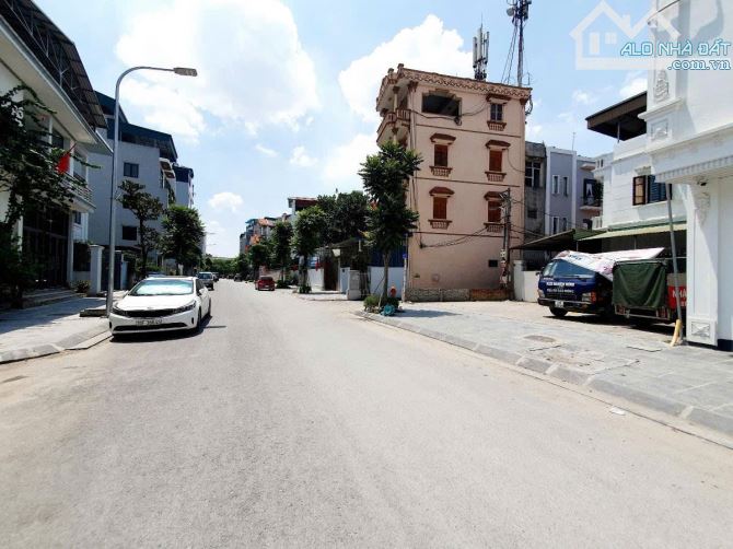 Bán tòa VP 8tầng 140m  mặt tiền 7m - tại khu phân lô CỰ KHỐI - vỉa hè kinh doanh chỉ 29tỷ