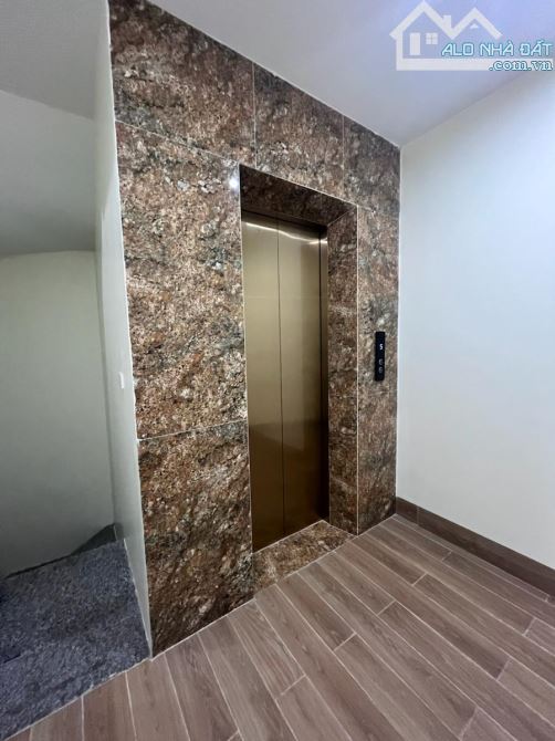 Cầu Giấy lô góc kinh doanh 6 tầng thang máy 40m Mt 4 m giá 14.2 tỷ