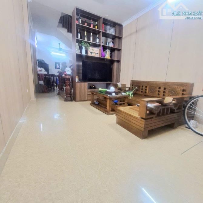 BÁN NHÀ THẠCH BÀN LONG BIÊN – 40M² – 5 TẦNG – LÔ GÓC – ĐƯỜNG Ô TÔ – 7,6 TỶ – SỔ ĐỎ CHÍNH C