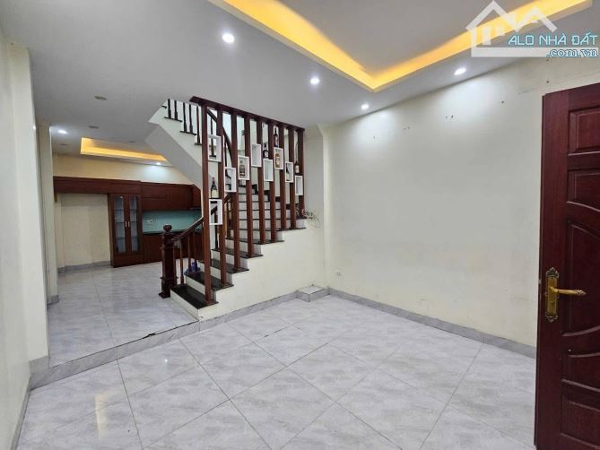 Bán Nhà Dân Xây Thạch Bàn, 40m 4 tầng, ô tô đỗ cổng, Chỉ 5,5 tỷ