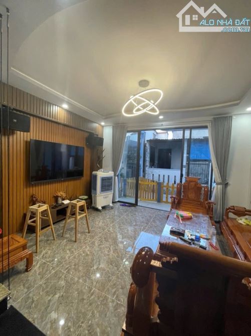 BÁN NHÀ 2 TẦNG KIỆT NGUYỄN HUY TƯỞNG CÁCH Ô TÔ ĐẬU ĐỔ 50M.