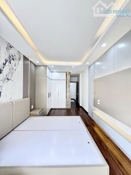 - Bán nhà Thuỵ Khuê, 10m ô tô, sát phố, 34m2, 8.7 tỷ.