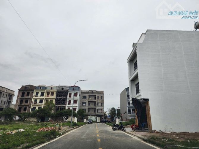 Chính Chủ cần bán lô đất Tây Hồ Tùng Bách Quế Võ, sổ cá nhân. Lâu dài. Dt 106,4m2, mt 6m.