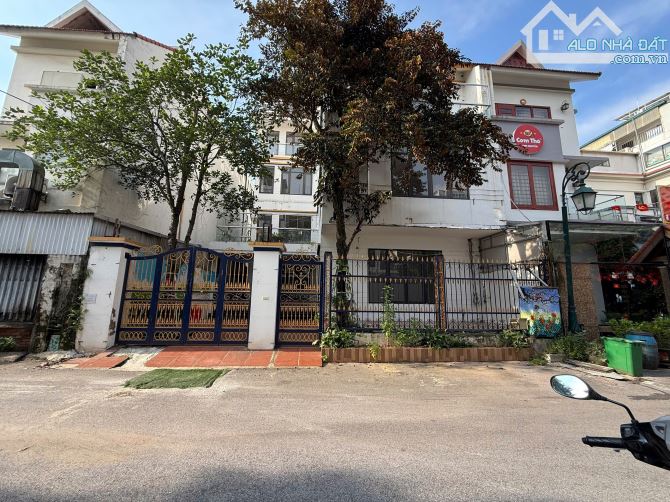 Cho thuê biệt thự mới hiện đại KĐT TP Giao Lưu. DT 200m x 4,5t, mt 12m. Giá 50tr