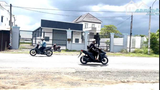 BÁN GẤP NHÀ XƯỞNG MẶT TIỀN - GẦN KHU CÔNG NGHIỆP CẦU TRÀM - DT 5000M -