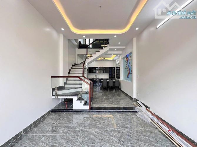 - Bán nhà Thuỵ Khuê, 10m ô tô, sát phố, 35m2, 7.9 tỷ.