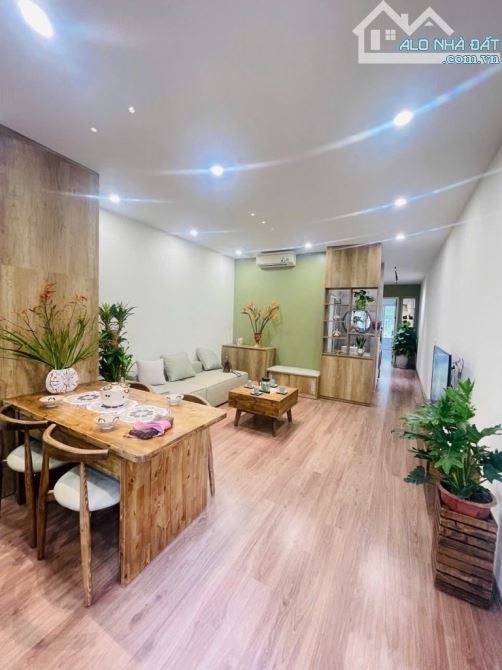 Bán tập thể tầng 2 Nguyễn Chí Thanh: sử dụng 80m2, sổ 45m2 giá 6,5 tỷ (có thương lượng)