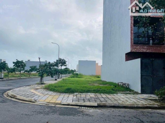 BÁN GẤP LÔ GÓC KHU BIỆT THỰ 195M2 NGAY SIÊU THỊ MEGA GIÁ 3TỶ350, GẦN DỰ ÁN CỦA SUN GROUP