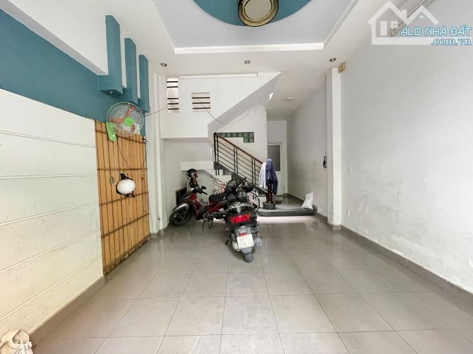 Bán nhà Đất Thánh - giáp Q10 - DT 4.2 x 16 - 3 tầng - giá 8.4 tỷ