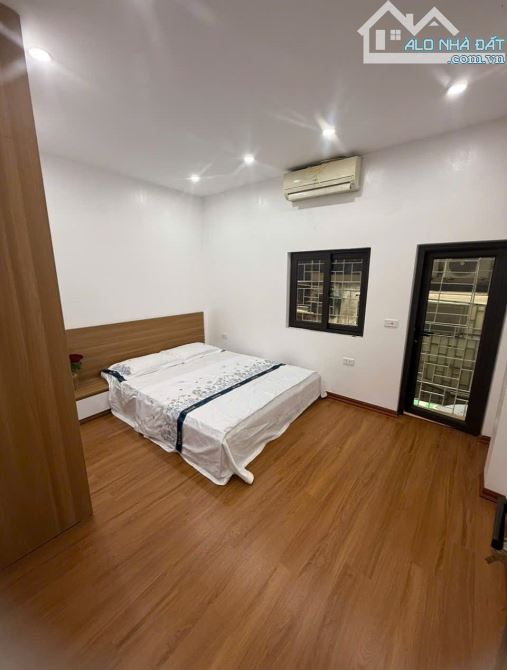 Bán  căn tập thể 3 ngủ trần quốc hoàn, nhà sửa đẹp ở ngay, trung tâm tiện ích,2 thoáng