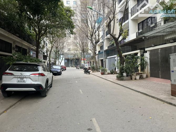 Hiếm! 2 mặt tiền mặt phố Quận Cầu Giấy, 68m2, 5 tầng, chỉ 27 tỷ