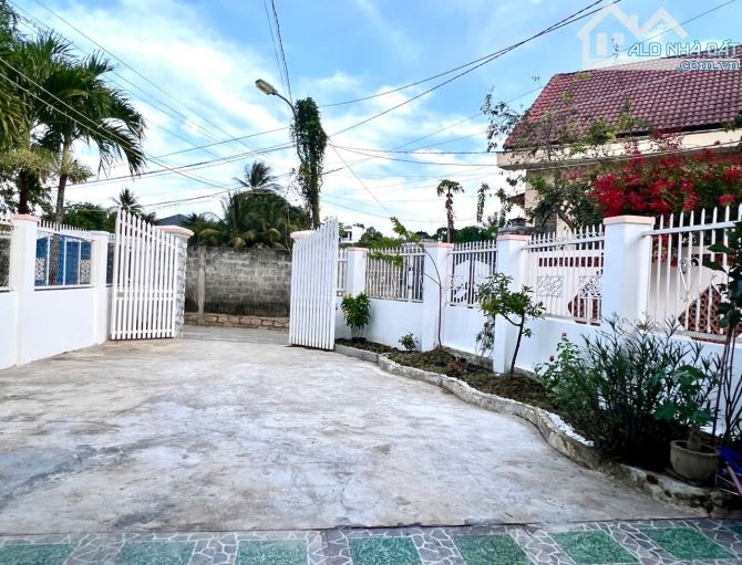 Căn nhà cấp 4 xinh xắn,sân rộng đậu xe oto cách biển chỉ 5km