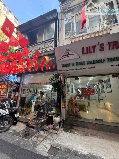 Mặt phố Ngõ Huyện 180 tỷ, 170m2, mặt tiền 6.8m, nhà cũ.