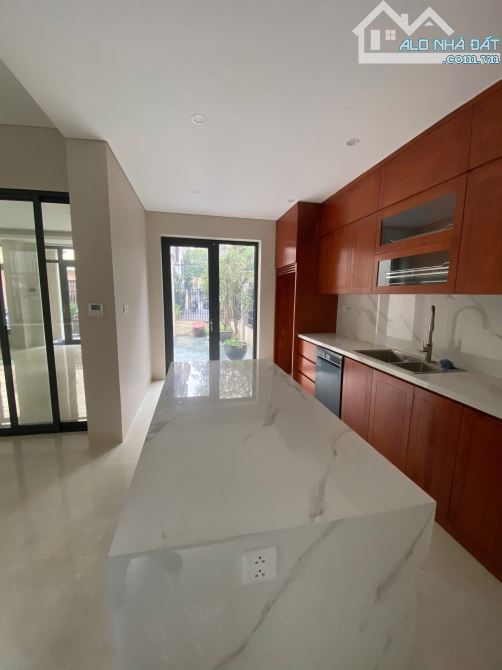 ❤️CHO THUÊ NHÀ Trần Quốc Hoàn , DT 200m, 3 Tầng, Căn góc, MT 10m, NHÀ ĐẸP, Ở LUÔN, 65tr/th