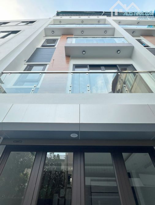 Bán nhà Bát Khối, Long Biên 30m2, 5 tầng, cách ô tô 15m, 5.85 tỷ