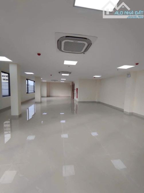 TOÀ NHÀ VĂN PHÒNG MẶT PHỐ PHẠM VĂN ĐỒNG 210m 8 TẦNG  MT KHỦNG 21m LÔ GÓC VỈA HÈ RỘNG 70 TỶ