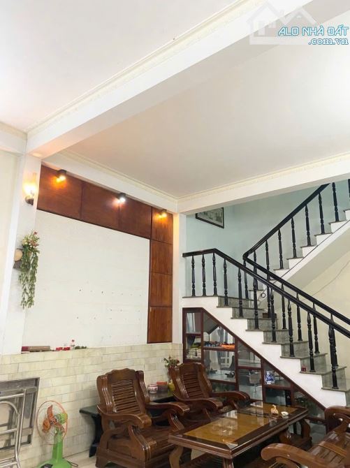 Đất mặt tiền Trần Phú, hướng Đông đậu đỗ xe thuận tiện.