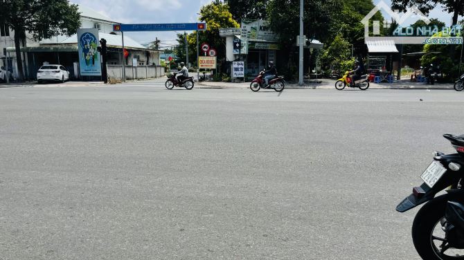 Chủ cần tiền bán Lô Đất cực đẹp, cho anh chị xây nhà vườn nghỉ dưỡng  dt :1600m có 100tc