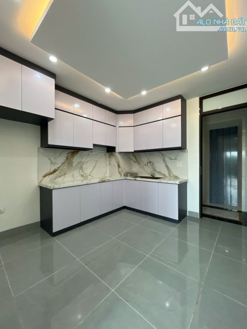 Bán nhà Đông Thiên. 5 tầng - Ô tô đỗ cửa - quay đầu. Vị trí kinh doanh - thang máy nhập. - 10