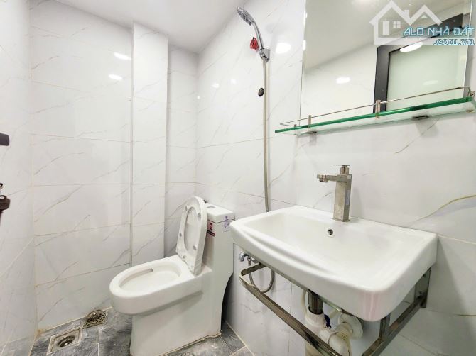 - NHÀ PHỐ 1 LẦU MỚI HOÀN THIỆN MẶT TIỀN HẺM 3M TRẦN VĂN KHÁNH Q7 - 11