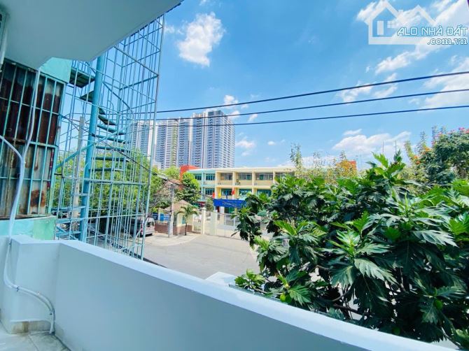 Cho thuê căn ban công lớn - full nội thất Lý Thường Kiệt quận 10. - 1
