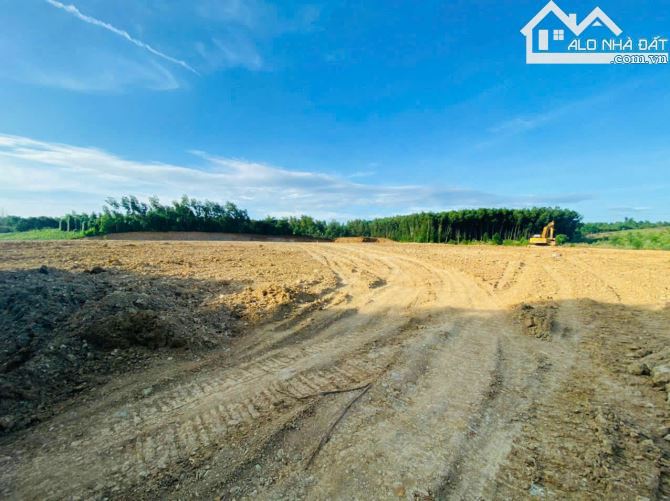 BÁN 1 MẪU 8 MẶT TIỀN ĐƯỜNG NHỰA, GIÁP SUỐI,GIẤY PHÉP CHĂN NUÔI,ĐIỆN 3 PHA, GIÁ TỐT NHẤT KV - 1