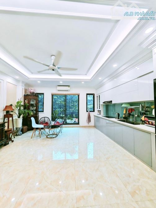 Bán Nhà Lạc Long Quân 57m, MT4m, Ngõ Thông Trước Nhà 3,5m , Sát Hồ tây , Ô Tô Đỗ - 1