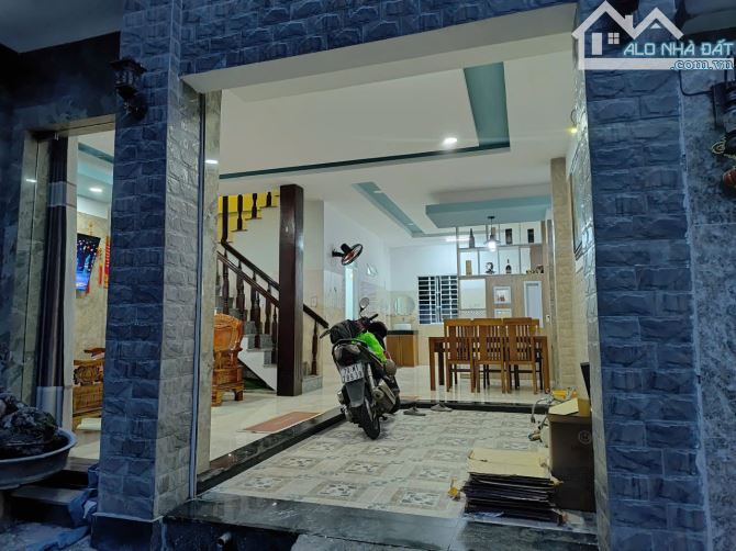 Bán nhà 3 tầng , mê đúc, đường ô tô cách biển 3km , đầy đủ nội thất - 1