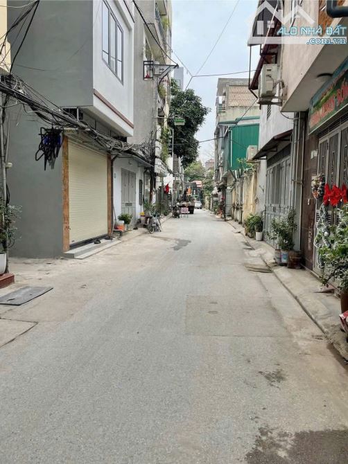 BÁN ĐẤT TẶNG NHÀ C4  - GẦN  HỌC VIỆN TÀI CHÍNH: DT57M2 , MT4- GÍA 8.3 TỶ - Ô TÔ ĐỖ CỬA - 1