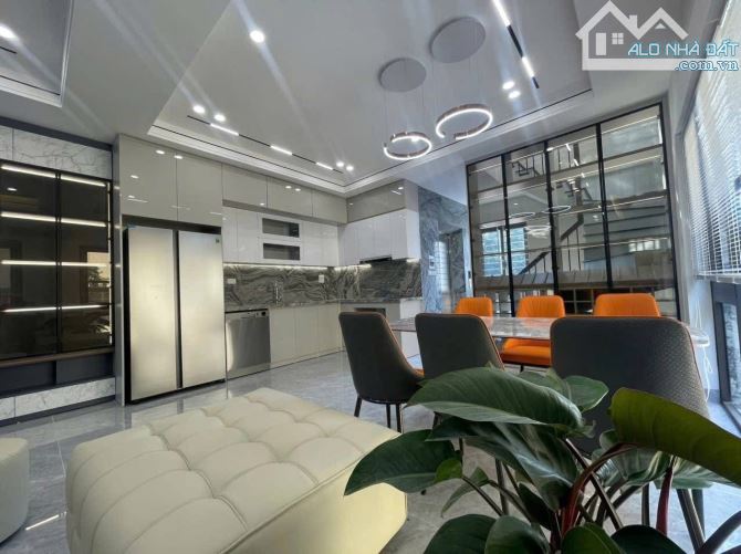 Ngon, Bán nhà Việt Hưng 5 tầng dân xây, Gara oto, DT 55m2 mt 5.35m giá đầu tư - 1