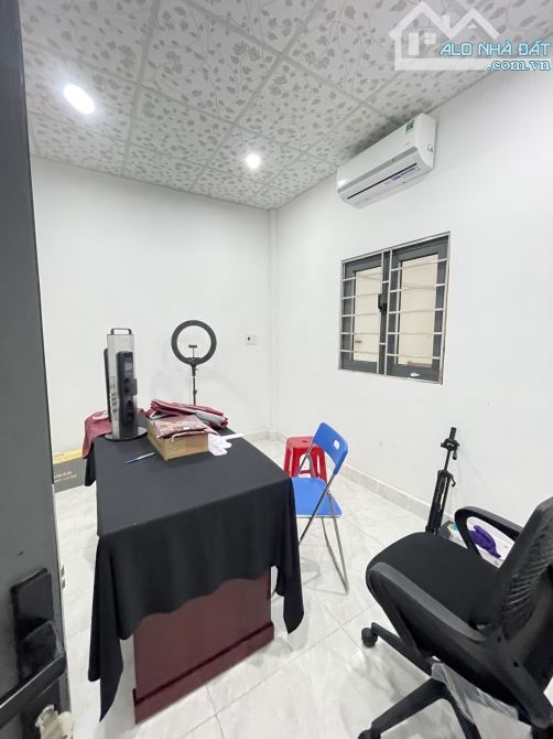 Mặt tiền An Dương Vương - Đường rộng 30m Lề 5m.  Mô tả :  - Nhà 2 tầng 2 phòng ngủ 2 wc mặ - 1